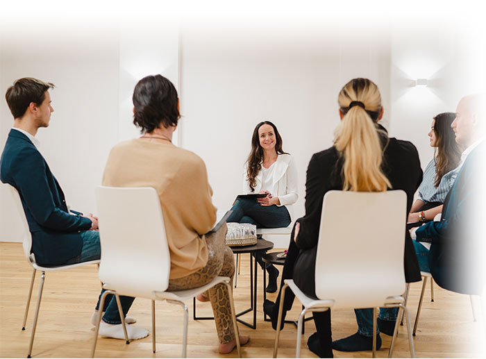 Teamsupervision - Personen sitzen in einer Gesprächsrunde bei Sylvia Gebhard in Salzburg