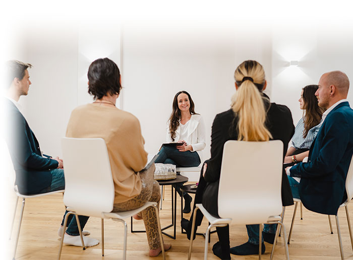 Teamsupervision - Personen sitzen in einer Gesprächsrunde bei Sylvia Gebhard in Salzburg